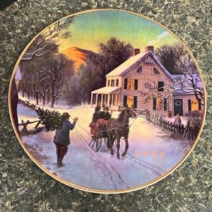 1988 Vintage Avon Christmas plate 22k gold trim